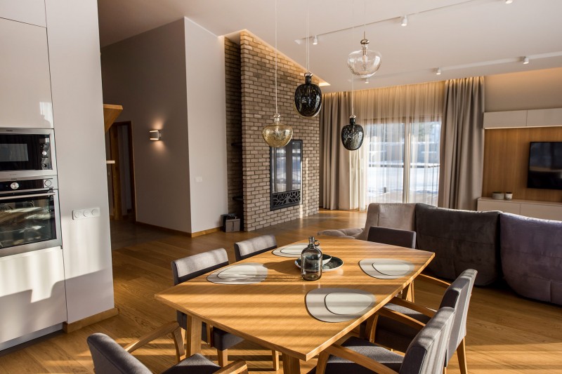 Гармоничный интерьер дома в Вильнюсе, оформленный в теплой цветовой гамме