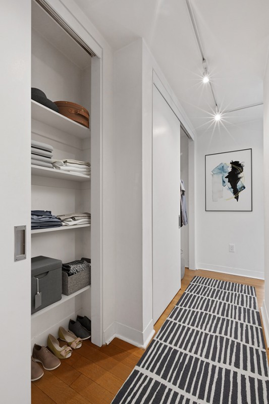 Синяя стена, контрастирующая с легкой нейтральной цветовой палитрой