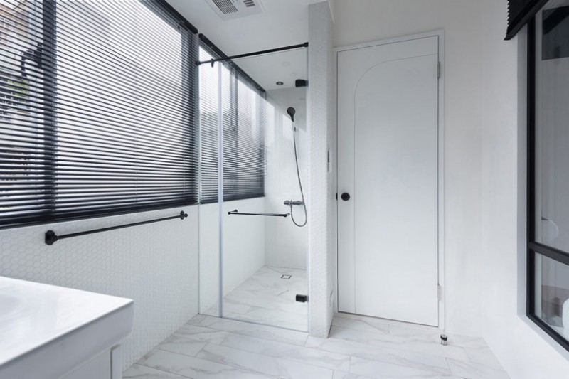 Сочетание черных деталей с белым и синим в интерьере апартаментов в Тайбэе, Тайвань Сочетание черных деталей с белым и синим в интерьере апартаментов в Тайбэе, Тайвань