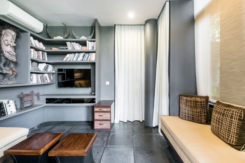 Современная вилла с соломенной крышей и видом на джунгли