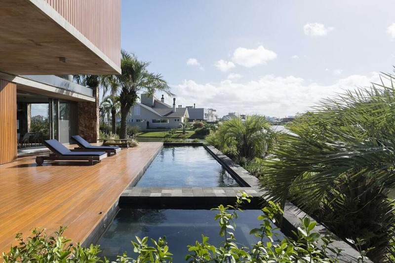 Современный двухэтажный дом, расположенный в Пелотасе, Бразилия