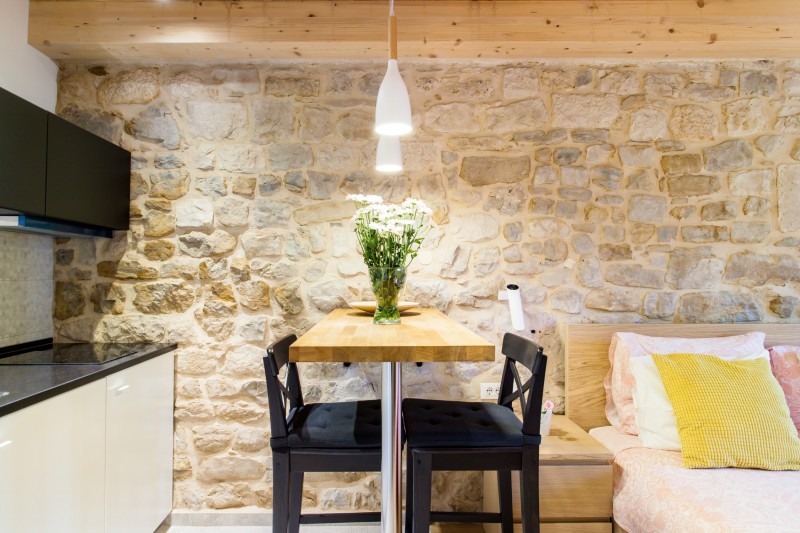 Уютная студия с оригинальными каменными стенами