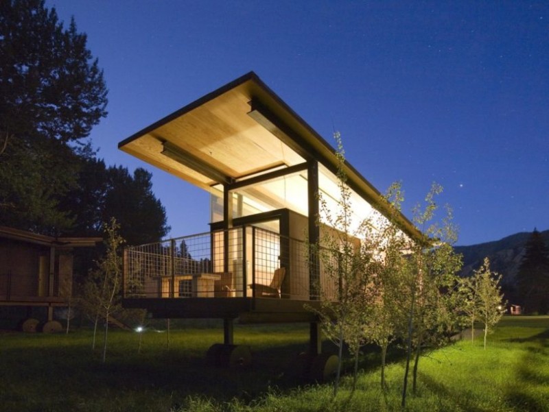 Группа из шести платформенных домов, расположенных на лугах в долине реки Моуу в штате Вашингтон Группа из шести платформенных домов, расположенных на лугах в долине реки Моуу в штате Вашингтон