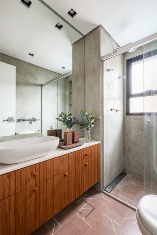 Интерьер квартиры в Сан-Паулу, сочетающий в себе элементы деревенского стиля и оттенки синего