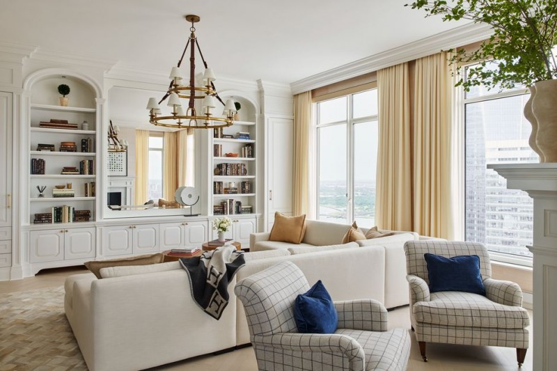 Изысканный интерьер с вдохновляющим сочетанием современных и традиционных элементов декора