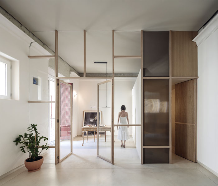 Практичное расположение кухни, столовой и гостиной в одной зоне в мадридской квартире