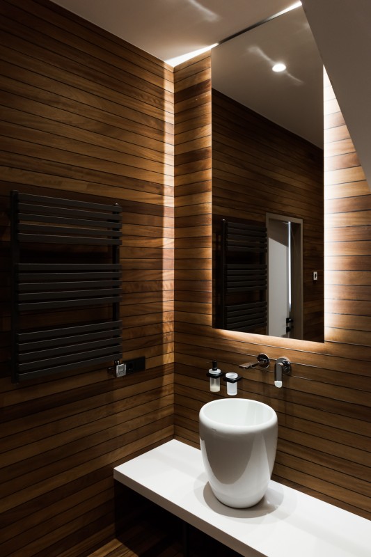 Сочетание дерева и мрамора в интерьере дома в Вильнюсе