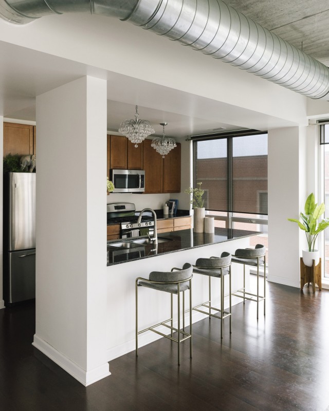 Сочетание гламура и индустриального стиля в чикагской квартире Сочетание гламура и индустриального стиля в чикагской квартире