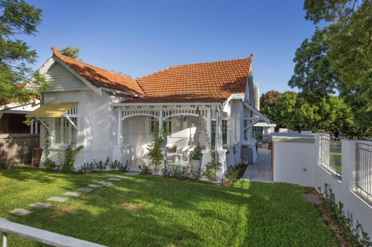 Столетний дом с современными пристройками в Куэрнавака, Мексика