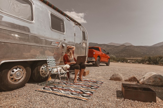 Трейлер Airstream, принадлежащий музыканту Райану Санчесу и дизайнеру Шине Армстронг Трейлер Airstream, принадлежащий музыканту Райану Санчесу и дизайнеру Шине Армстронг