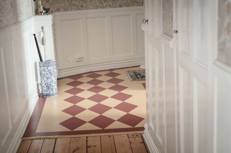 Высокие потолки и хорошо сохранившиеся детали начала ХХ века в апартаментах в Стокгольме