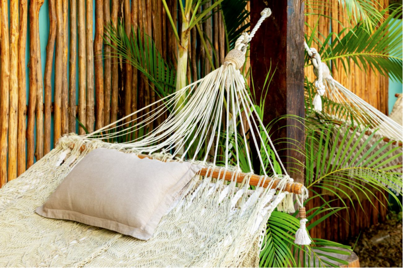 Красочный тропический модернизм в интерьере виллы в Мексике