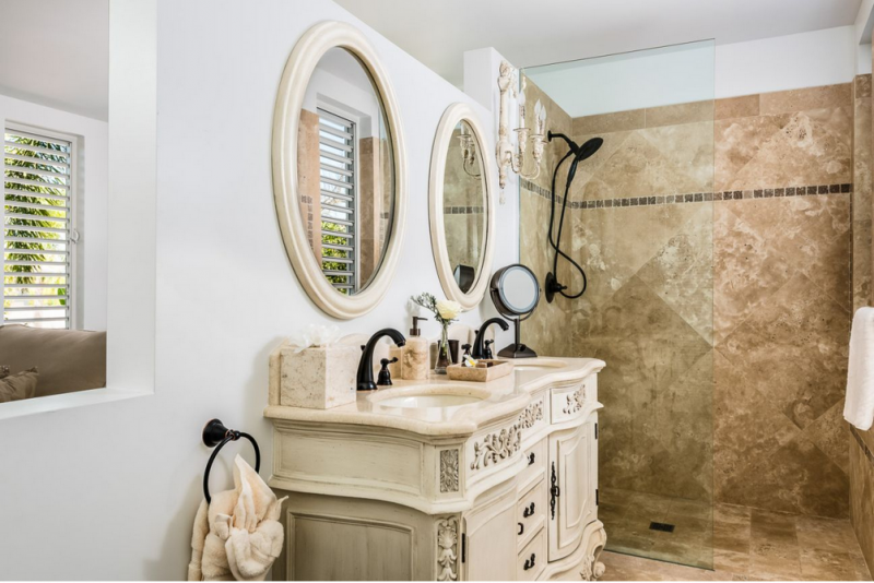 Небольшой отель Pearl West в городе Лонг-Бэй-Хиллс, острова Тёркс и Кайкос