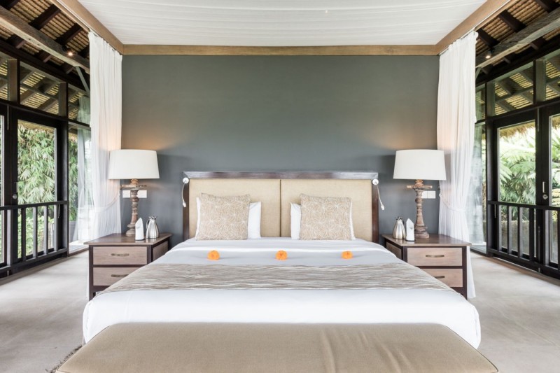 Современная вилла с соломенной крышей и видом на джунгли