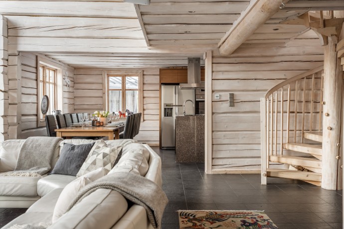 Деревенский бревенчатый дом на горнолыжном курорте Тандадален в Швеции