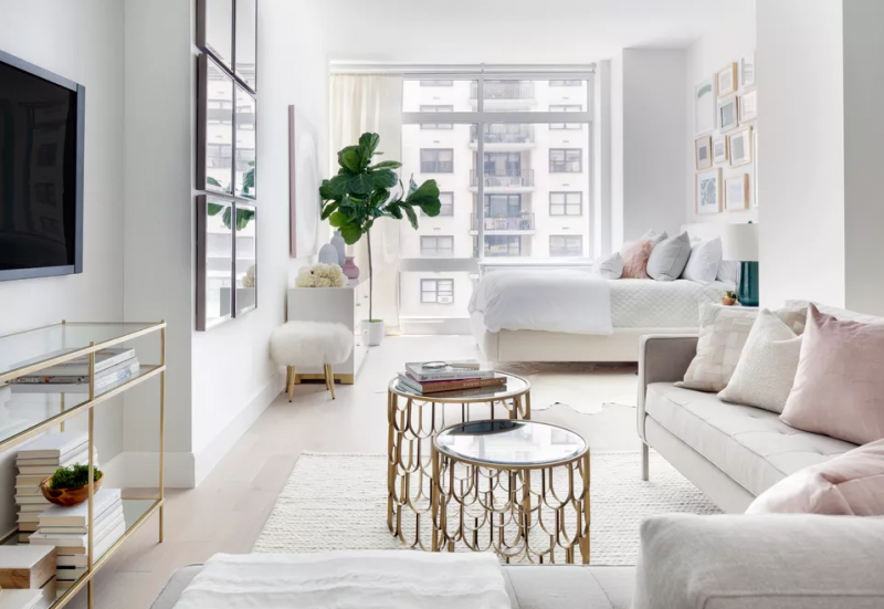 Интерьер мансарды в пастельно-серых тонах