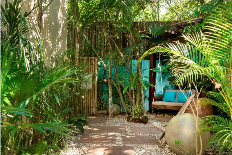 Красочный тропический модернизм в интерьере виллы в Мексике