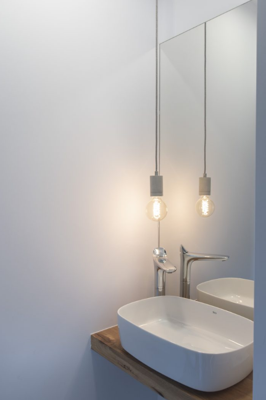 Промышленные акценты и натуральное дерево в дизайне польской квартиры