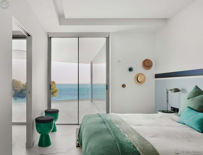 Современная вилла на берегу Средиземного моря