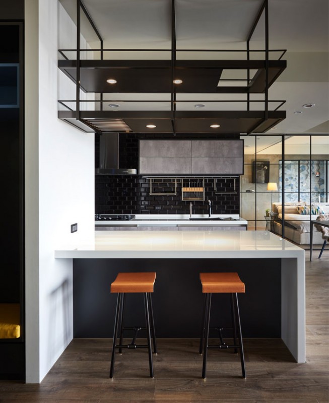 Стекло в металлическом каркасе для разделения квартиры на несколько комнат