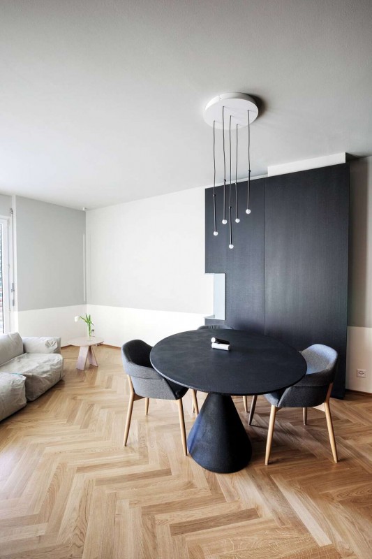 Акцентные черные деревянные панели в интерьере компактной квартиры