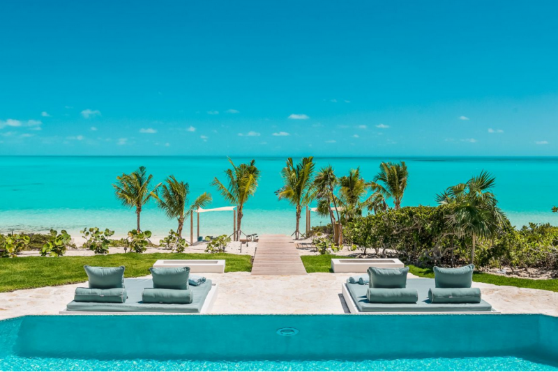 Небольшой отель Pearl West в городе Лонг-Бэй-Хиллс, острова Тёркс и Кайкос