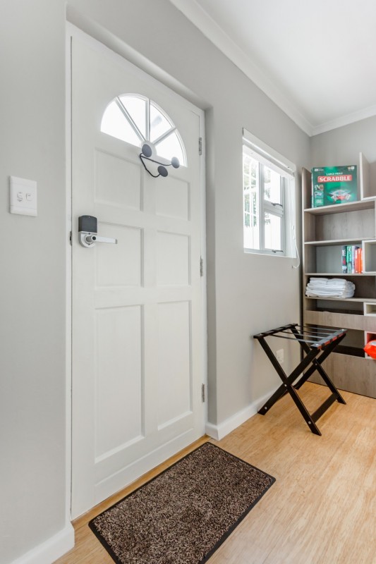 Приглушенные оттенки и элегантная современная мебель в интерьере апартаментов в Кейптауне Приглушенные оттенки и элегантная современная мебель в интерьере апартаментов в Кейптауне