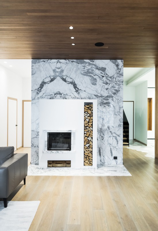 Сочетание дерева и мрамора в интерьере дома в Вильнюсе