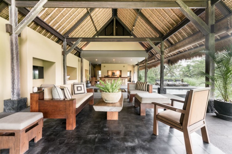 Современная вилла с соломенной крышей и видом на джунгли