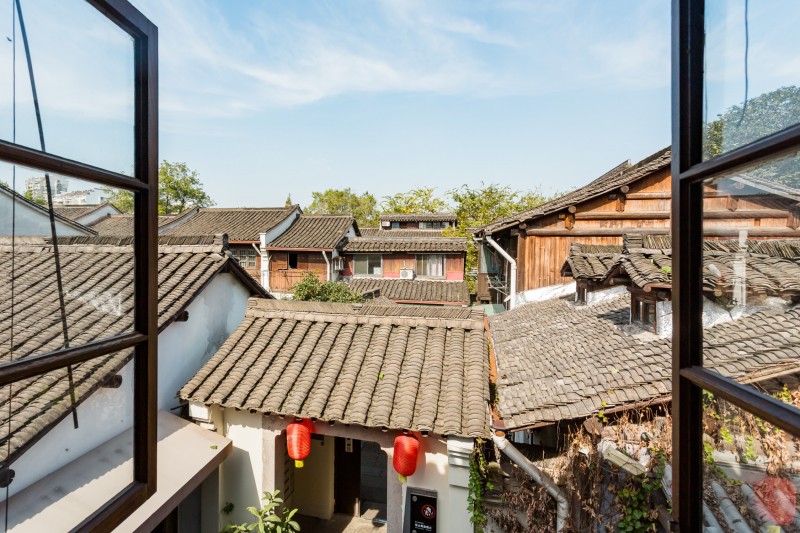 Старинная мебель в интерьере апартаментов в Гуаньчжоу