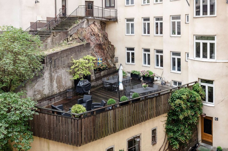 Высокие потолки и хорошо сохранившиеся детали начала ХХ века в апартаментах в Стокгольме