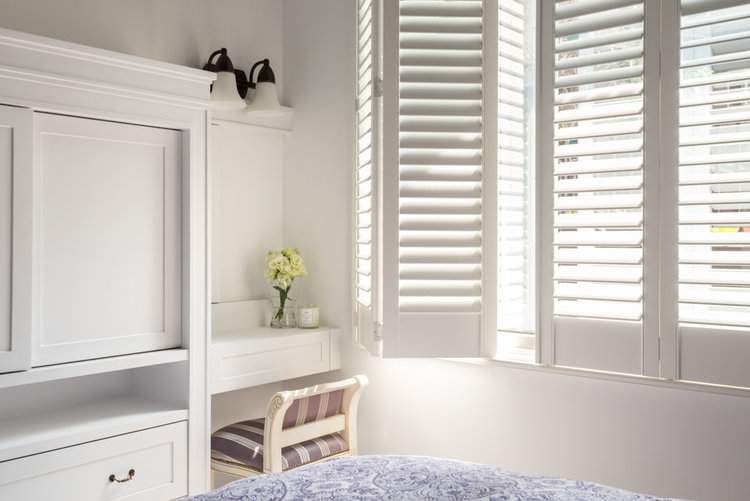 Яркие акценты в белоснежном интерьере