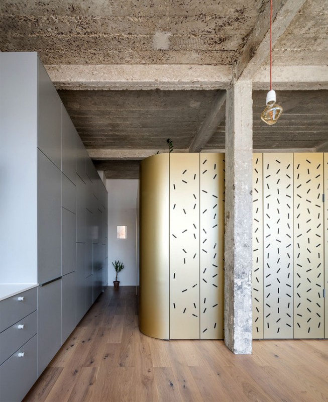 Перфорированная алюминиевая конструкция для спальни в парижских апартаментах