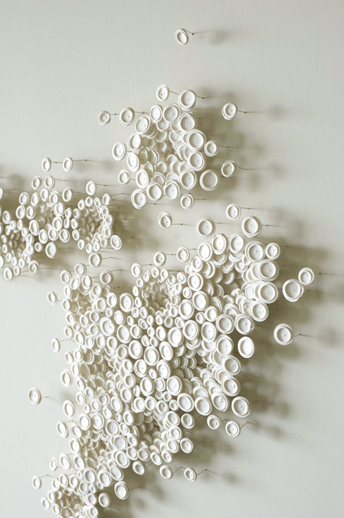 Приземистая мебель и художественные инсталляции в просторном светлом пентхаусе