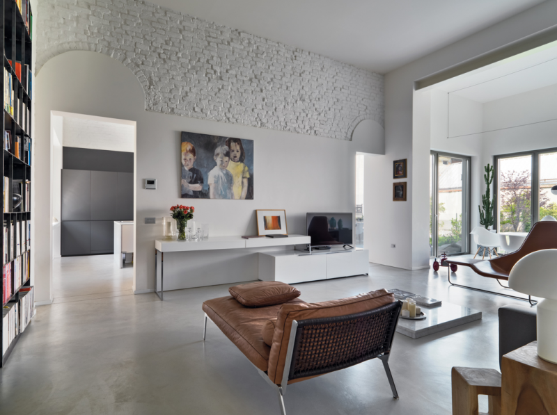 Светлая квартира с яркими элементами декора