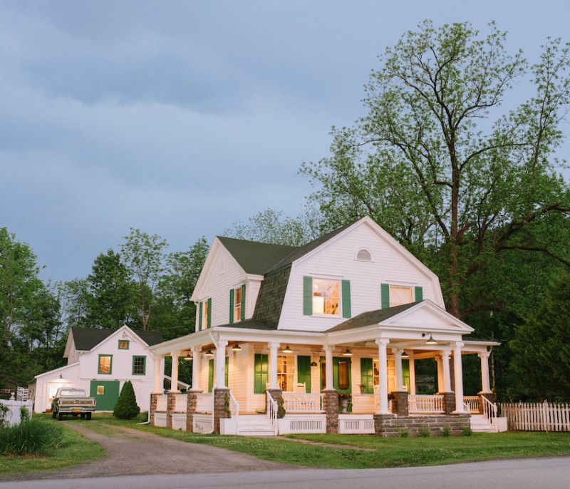 Восстановленный двухсотлетний фермерский дом в американской деревне