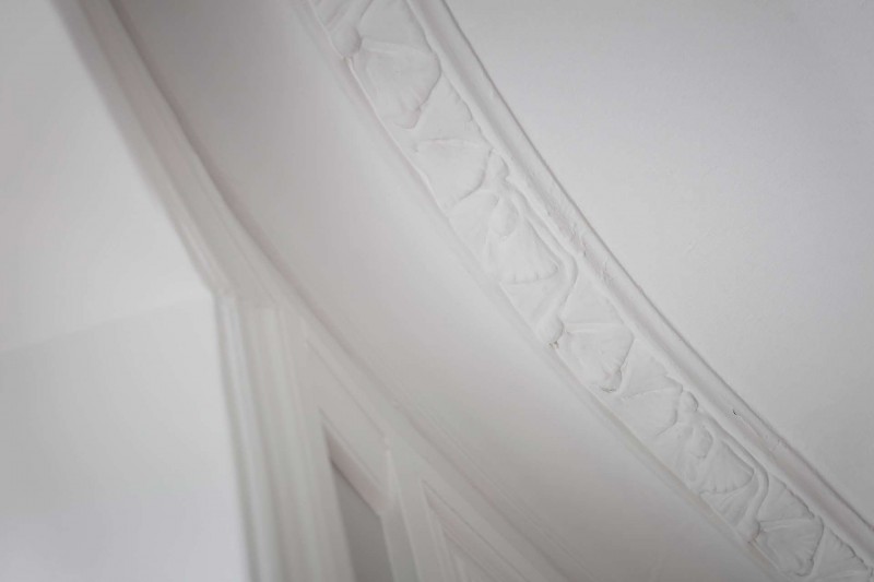 Высокие потолки и хорошо сохранившиеся детали начала ХХ века в апартаментах в Стокгольме