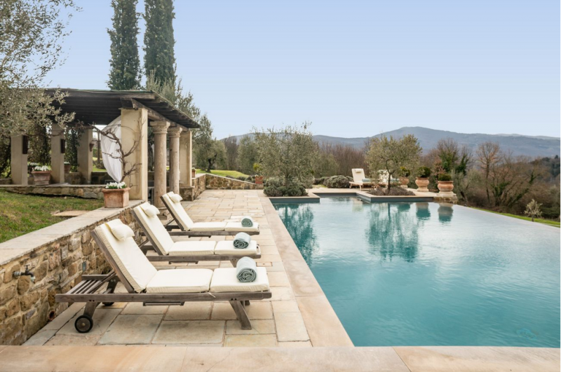 Замковая каменная вилла, расположенная на 84 гектарах леса в пасторальной Тоскане