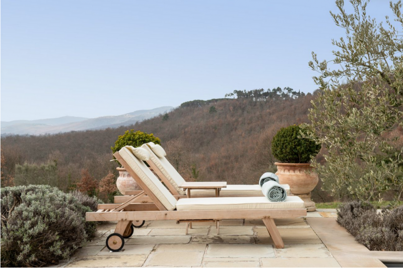 Замковая каменная вилла, расположенная на 84 гектарах леса в пасторальной Тоскане