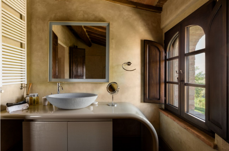 400-летний фермерский дом на вершине холма недалеко от Сиены, Италия 400-летний фермерский дом на вершине холма недалеко от Сиены, Италия