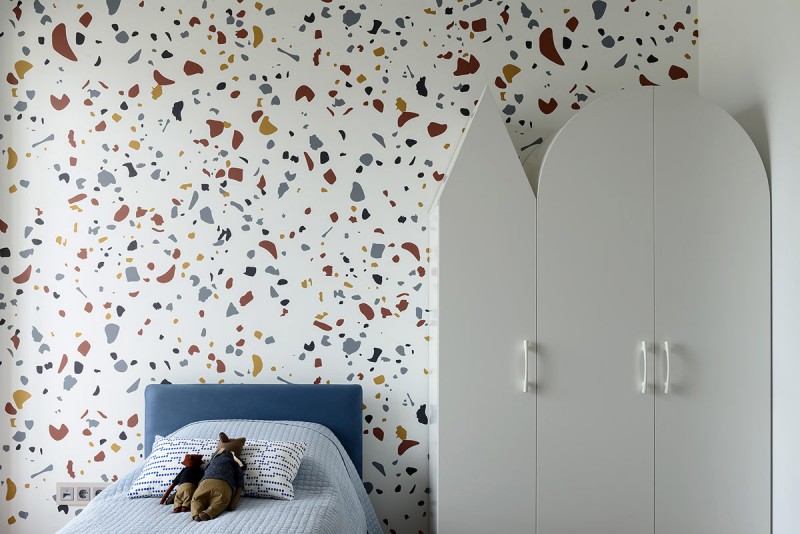 Акцент на синий и красный цвета