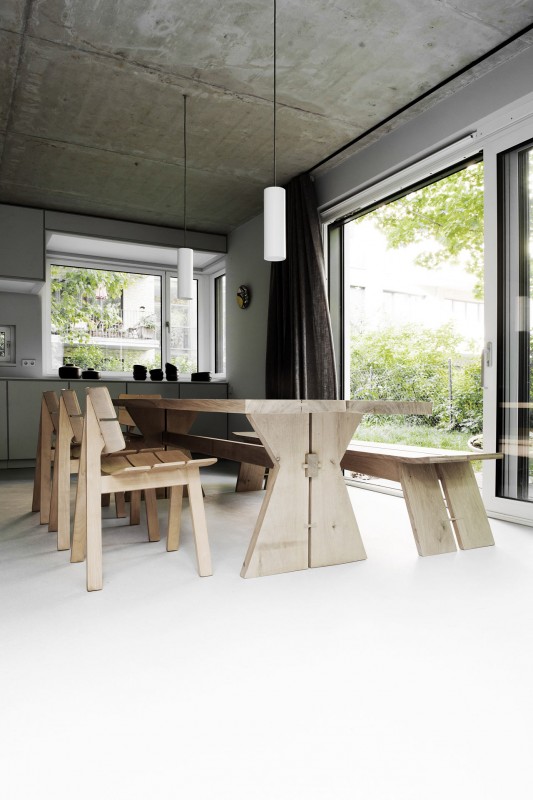 Деревянная мебель, красочные ковры и индустриальные элементы в интерьере особняка в Берлине