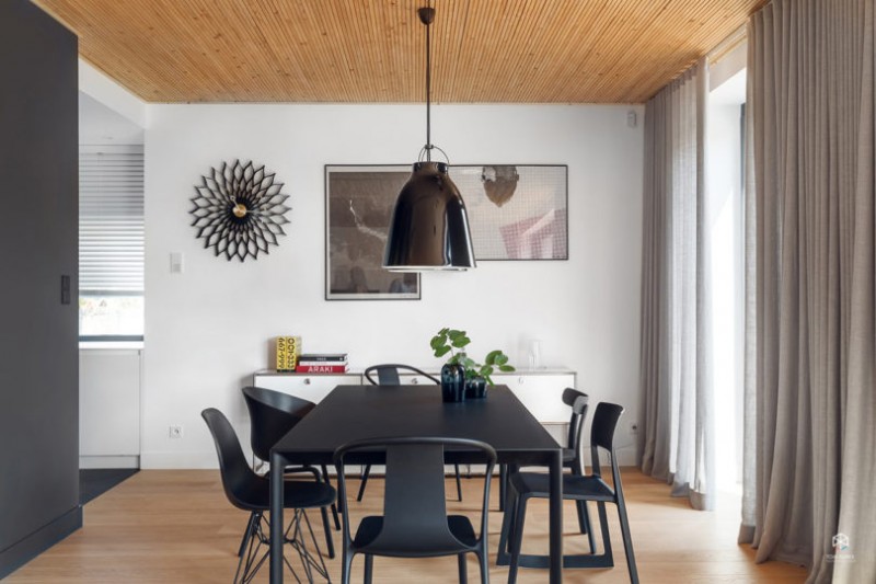 Интерьер дома у озера в деревне недалеко от Познани, Польша