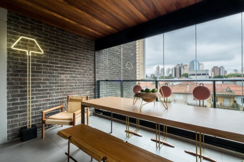 Интерьер квартиры в Сан-Паулу, сочетающий в себе элементы деревенского стиля и оттенки синего