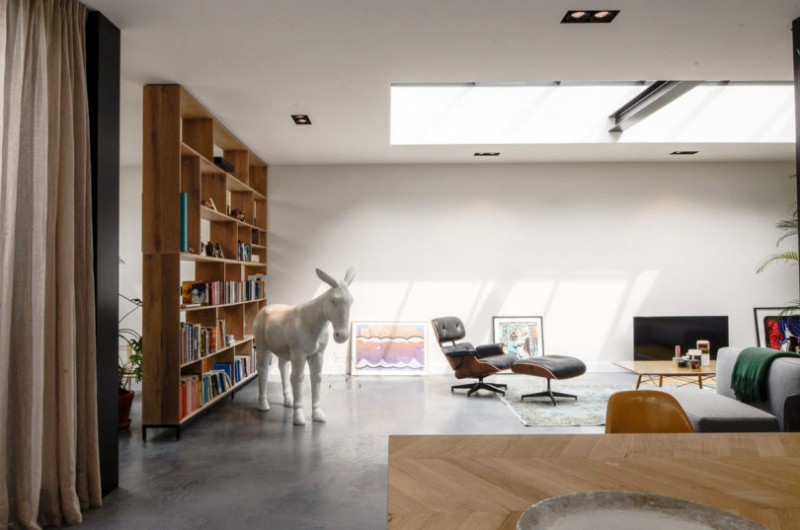 Лофт, расположенный в старом здании начала XVII века в Амстердаме Лофт, расположенный в старом здании начала XVII века в Амстердаме