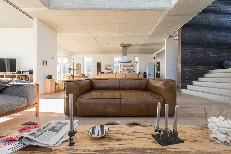 Необычный дом-"скала" в дюнах на юге Голландии