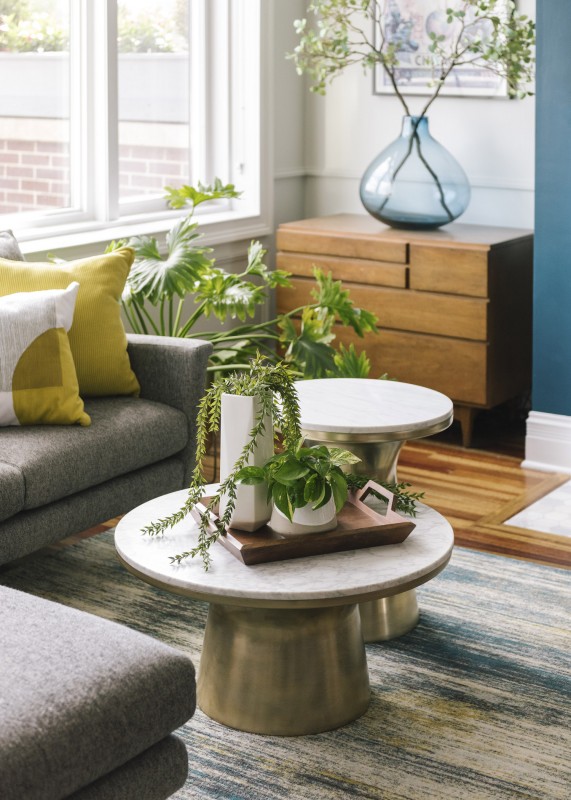 Прохладные цвета и медные акценты в интерьере просторных чикагских апартаментов Прохладные цвета и медные акценты в интерьере просторных чикагских апартаментов