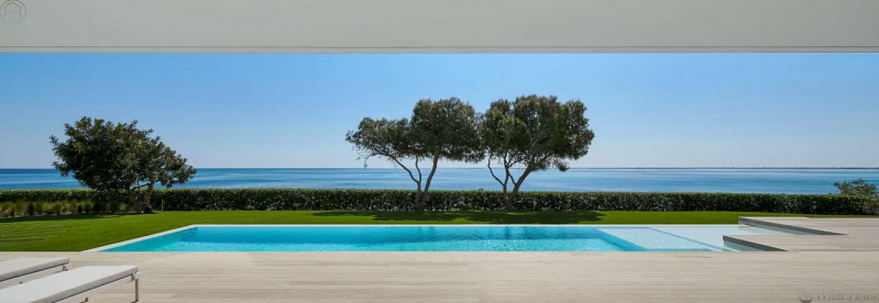 Современная вилла на берегу Средиземного моря