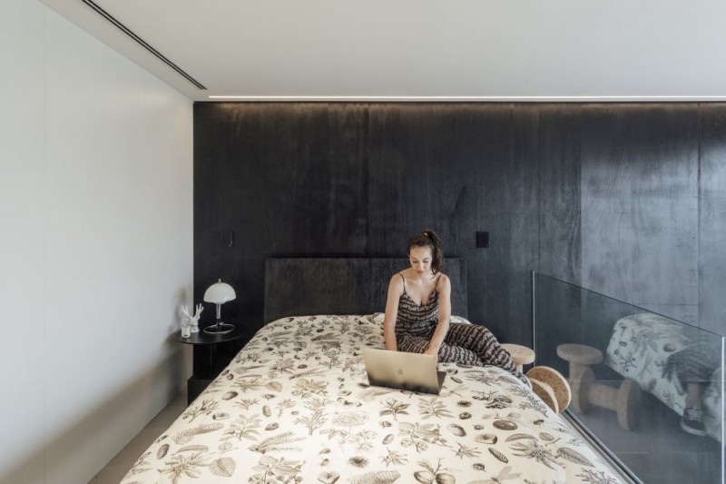 Стильная квартира-лофт с оригинальной винтовой лестницей