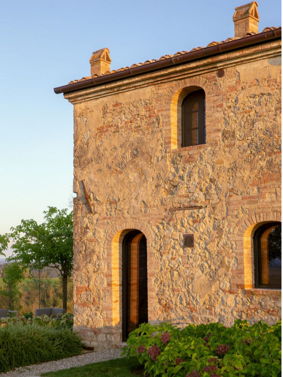 400-летний фермерский дом на вершине холма недалеко от Сиены, Италия 400-летний фермерский дом на вершине холма недалеко от Сиены, Италия